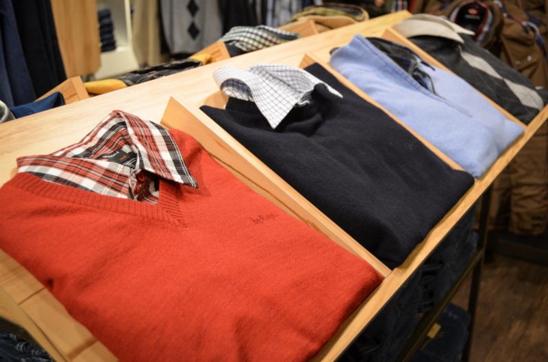 magasin-LES ARCS-min_sweater_sweaters_shirts_exhibition_shop_shopping_shelf_buy-940699